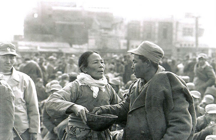 1950년 12월 19일 대구역 앞에서 어머니와 신병 (625 한국전쟁) Photo-Image