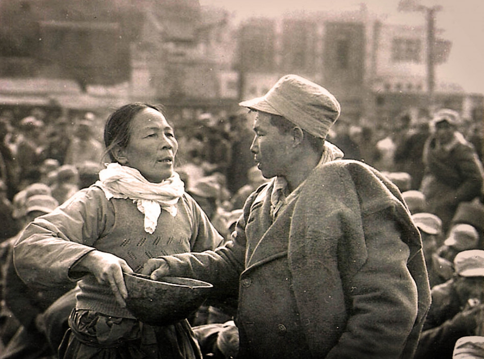 1950년 12월 19일 대구역 앞에서 어머니와 신병 (625 한국전쟁) Photo-Image