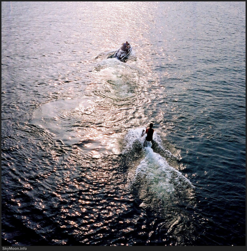 물 위의 사람들 Photo-Image