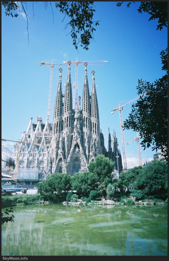 안토니오 가우디 (Antoni Gaudi) (Spain) Photo-Image